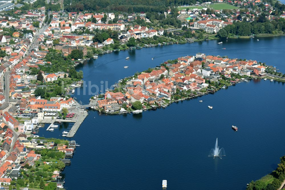 Malchow von oben - See- Insel auf dem Malchower See entlang der Langen Straße in Malchow im Bundesland Mecklenburg-Vorpommern