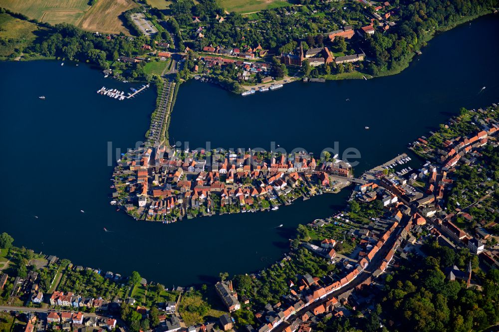 Luftaufnahme Malchow - See- Insel auf dem Malchower See entlang der Langen Straße in Malchow im Bundesland Mecklenburg-Vorpommern
