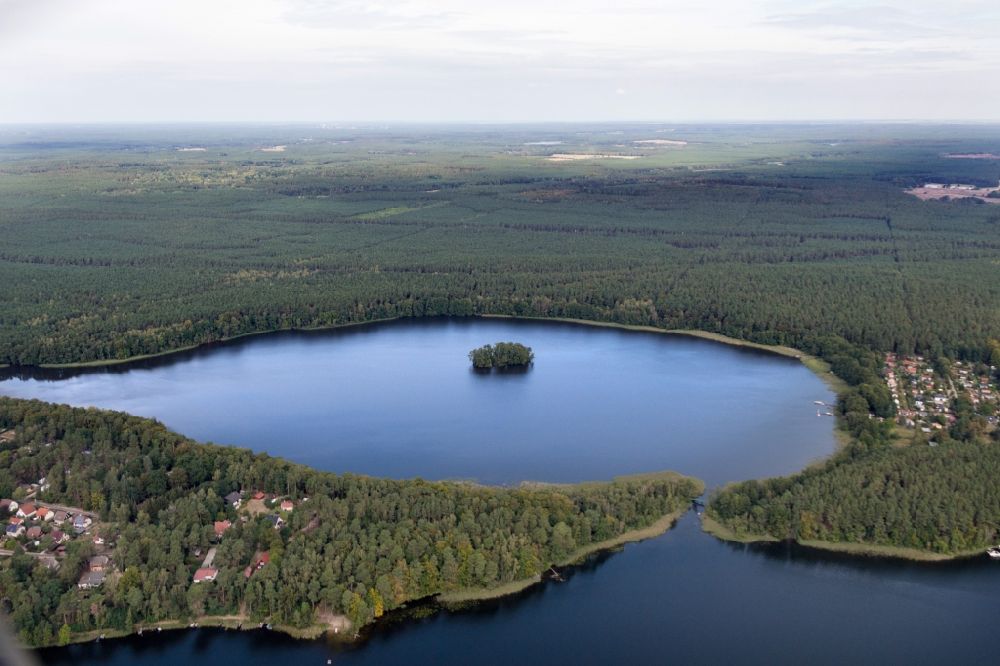 Fürstenberg/Havel aus der Vogelperspektive: See- Insel auf dem Moderfitzsee in Fürstenberg/Havel im Bundesland Brandenburg