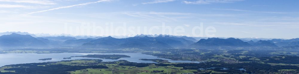 Luftaufnahme Chiemsee - See- Insel mit Panoramablick auf die Alpen über den Chiemsee in Chiemsee im Bundesland Bayern, Deutschland
