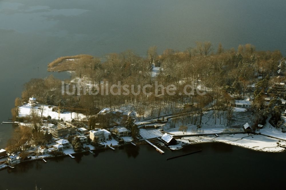 Berlin aus der Vogelperspektive: See- Insel auf dem Schwanenwerder zwischen Großer Wannsee und Havel- Ufer in Berlin