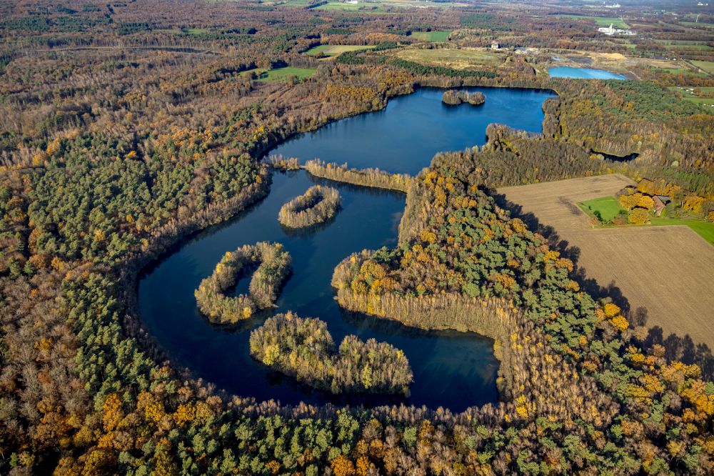 Bottrop aus der Vogelperspektive: See- Inseln auf dem Heidesee in Bottrop im Bundesland Nordrhein-Westfalen, Deutschland