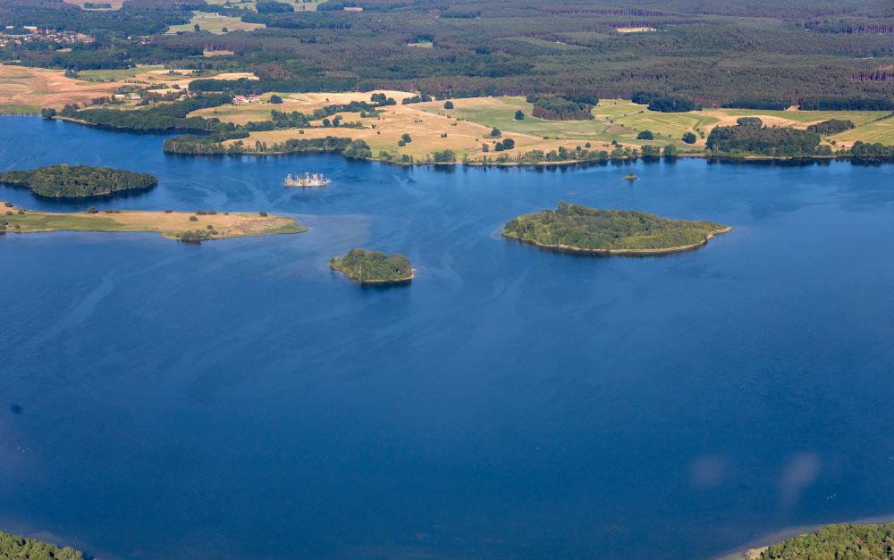 Luftaufnahme Krakow am See - See- Inseln im Krackower See in Krakow am See im Bundesland Mecklenburg-Vorpommern, Deutschland