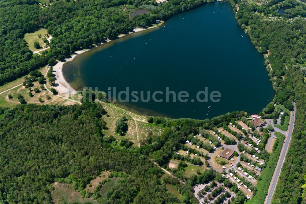 Bremen von oben - Seeansicht des Stadtwaldsee mit Badesstrand und Liegewiese und Parkplatz für Wohnmobile in Bremen, Deutschland