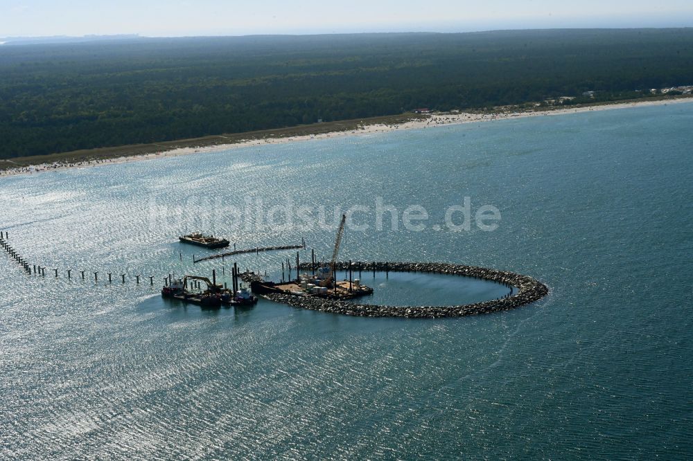 Prerow aus der Vogelperspektive: Seebrücke und Inselhafen auf der Ostsee in Prerow im Bundesland Mecklenburg-Vorpommern, Deutschland