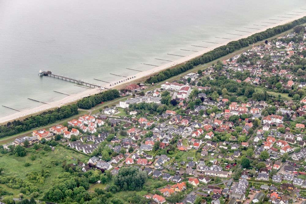 Luftaufnahme Zingst - Seebrücke an der Ostseeküste in Zingst im Bundesland Mecklenburg-Vorpommern
