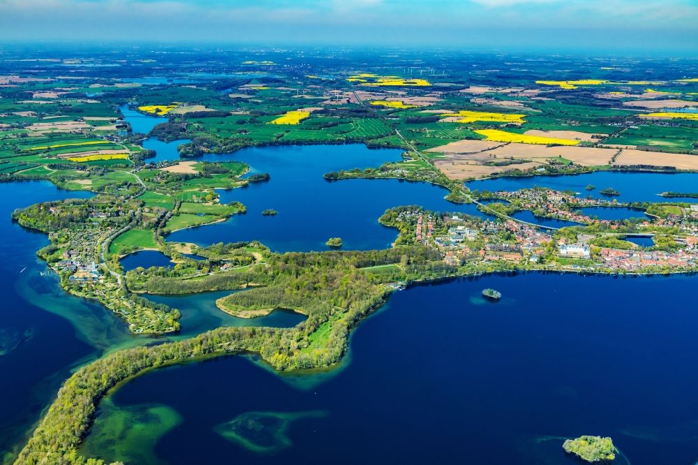 Luftaufnahme Plön - Seen- Kette und Uferbereiche der Plöner Seen Ortsteil Koppelsberg in Plön im Bundesland Schleswig-Holstein