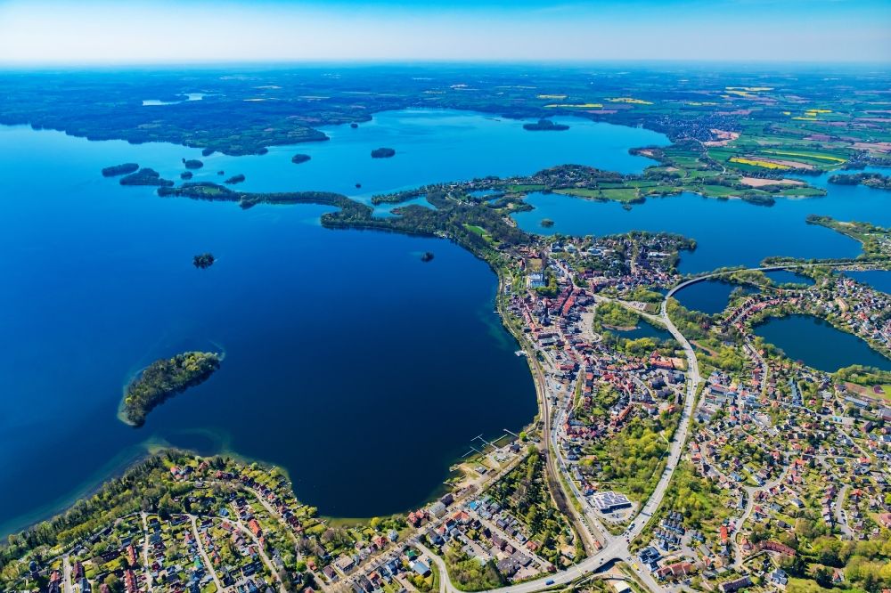 Luftaufnahme Plön - Seen- Kette und Uferbereiche der Plöner Seen in Plön im Bundesland Schleswig-Holstein