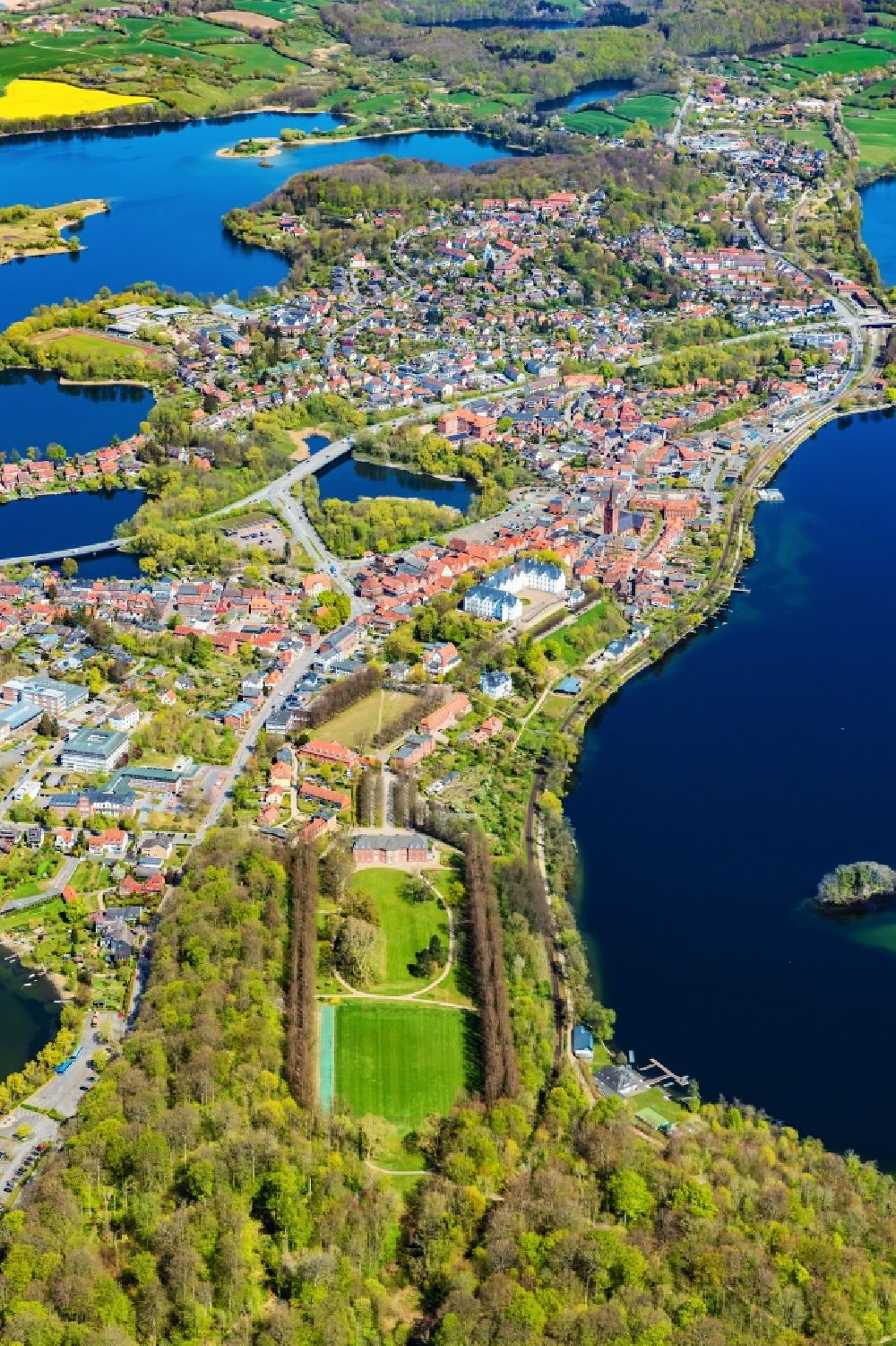 Luftaufnahme Plön - Seen- Kette und Uferbereiche der Plöner Seen in Plön im Bundesland Schleswig-Holstein