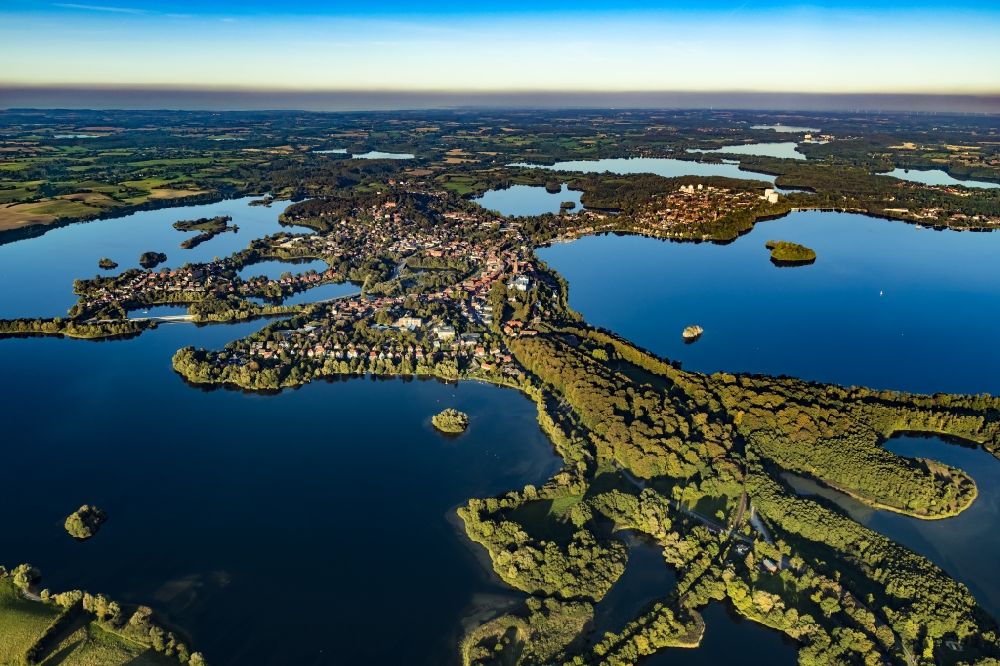 Luftbild Plön - Seen- Kette und Uferbereiche des Plöner Sees in Plön im Bundesland Schleswig-Holstein, Deutschland
