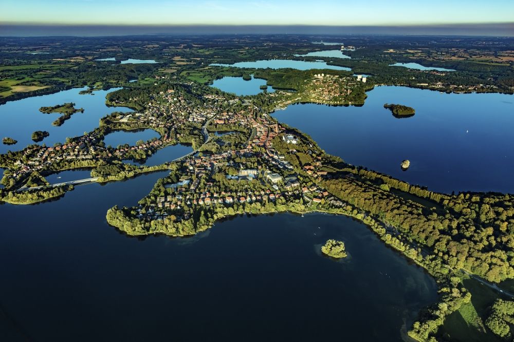 Luftaufnahme Plön - Seen- Kette und Uferbereiche des Plöner Sees in Plön im Bundesland Schleswig-Holstein, Deutschland