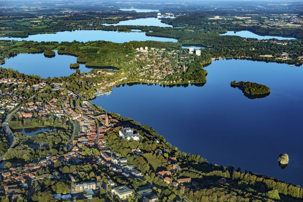 Plön von oben - Seen- Kette und Uferbereiche des Plöner Sees in Plön im Bundesland Schleswig-Holstein, Deutschland