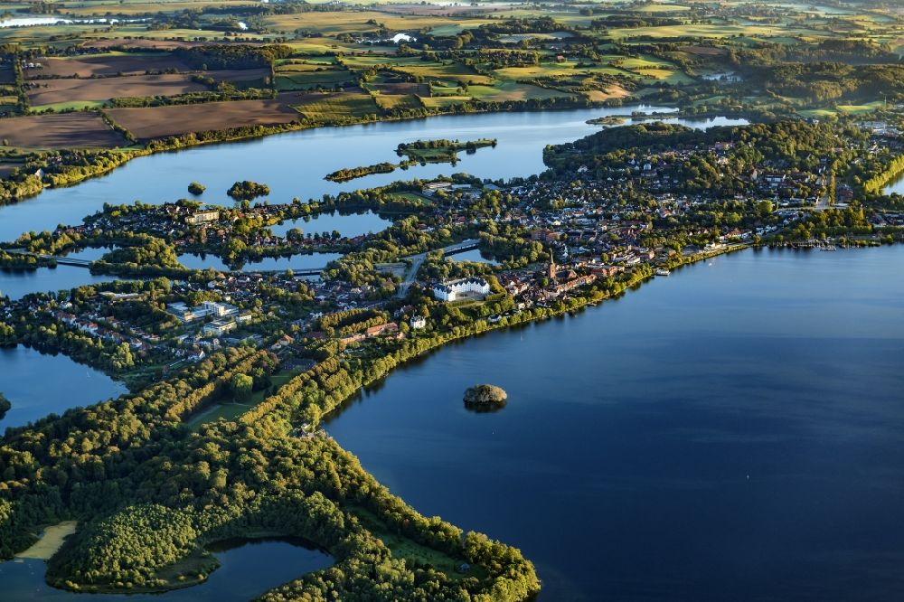 Luftbild Plön - Seen- Kette und Uferbereiche des Plöner Sees in Plön im Bundesland Schleswig-Holstein, Deutschland