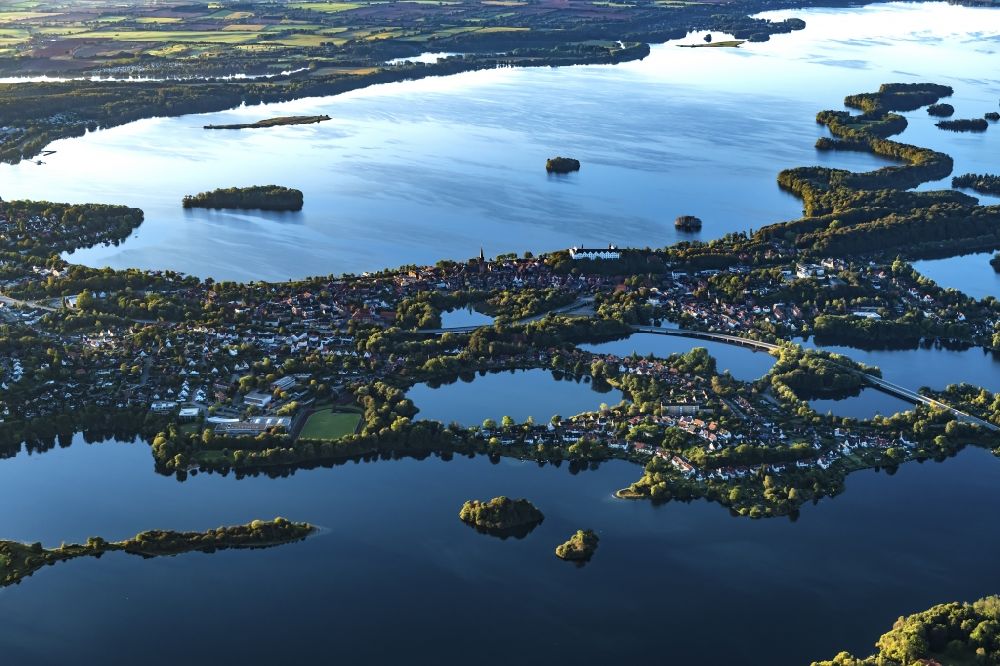 Plön von oben - Seen- Kette und Uferbereiche des Plöner Sees in Plön im Bundesland Schleswig-Holstein, Deutschland