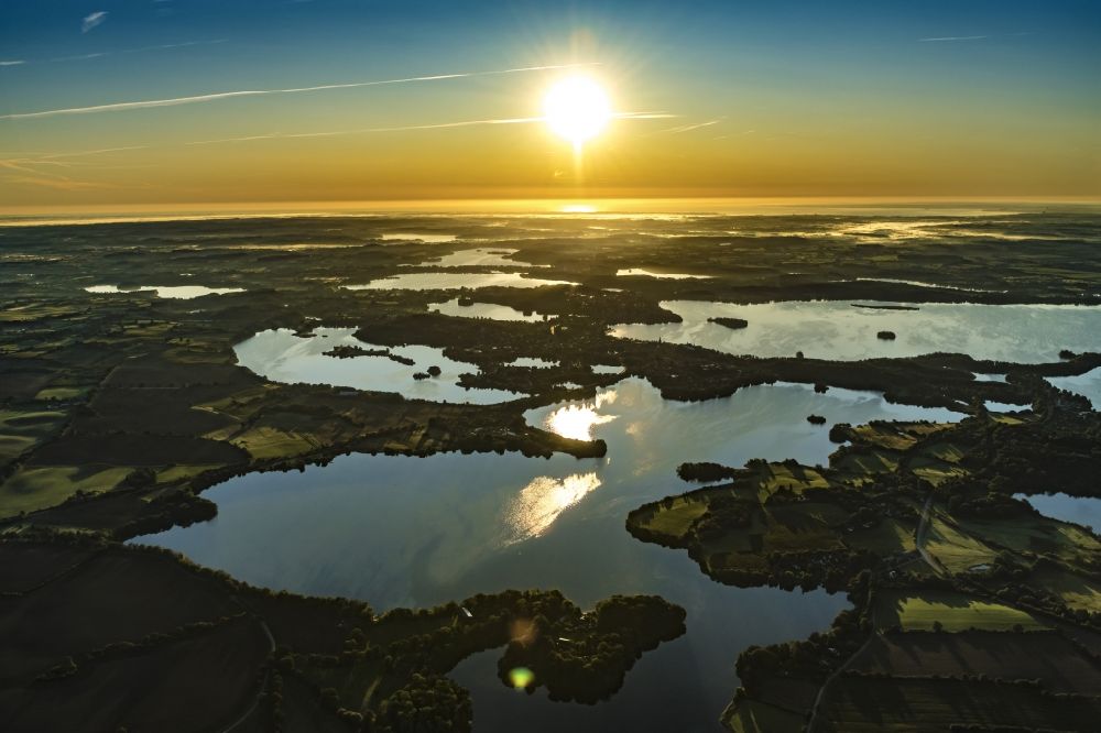 Luftaufnahme Plön - Seen- Kette und Uferbereiche des Plöner Sees in Plön im Bundesland Schleswig-Holstein, Deutschland