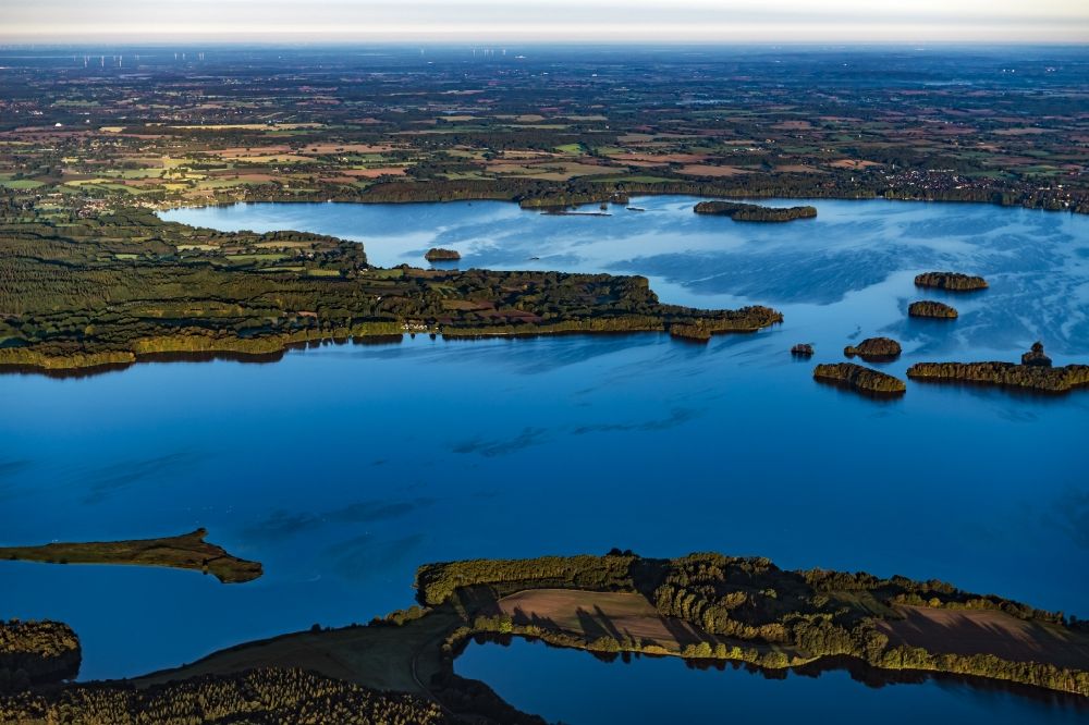 Plön aus der Vogelperspektive: Seen- Kette und Uferbereiche des Plöner Sees in Plön im Bundesland Schleswig-Holstein, Deutschland