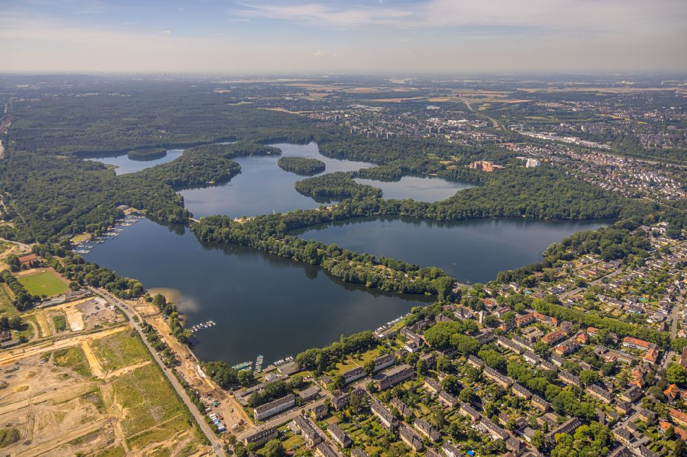 Duisburg von oben - Seen- Kette und Uferbereiche Sechs-Seen-Platte in Duisburg im Bundesland Nordrhein-Westfalen, Deutschland