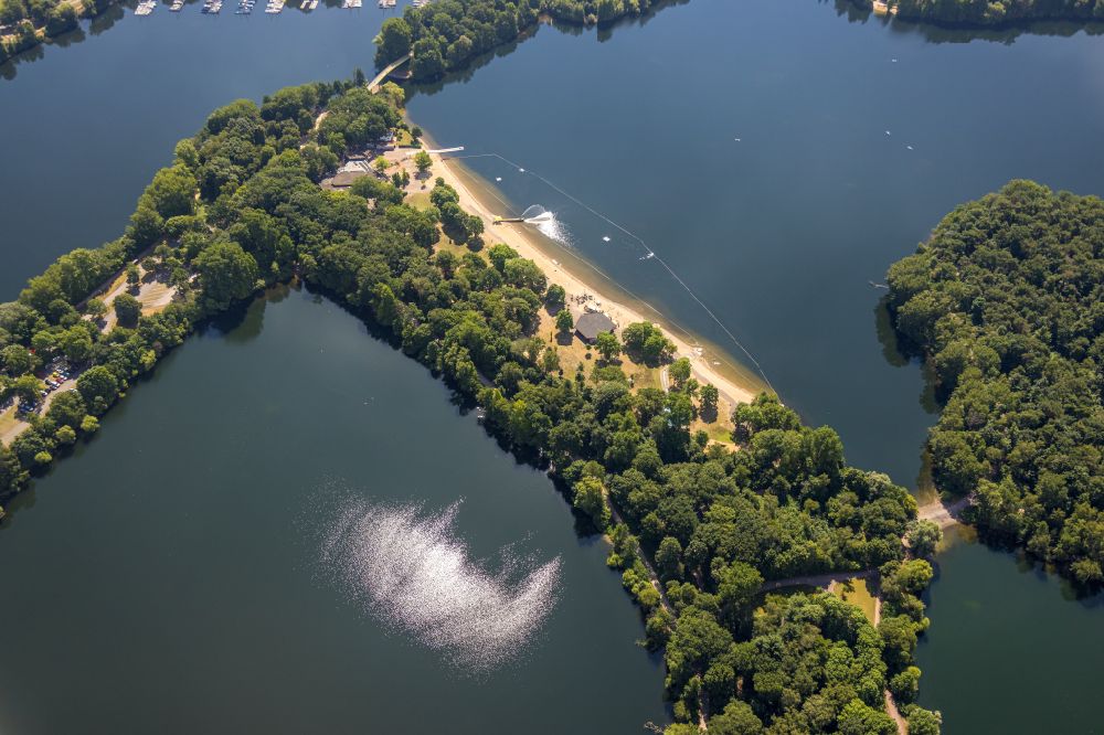 Luftbild Duisburg - Seen- Kette und Uferbereiche Sechs-Seen-Platte in Duisburg im Bundesland Nordrhein-Westfalen, Deutschland