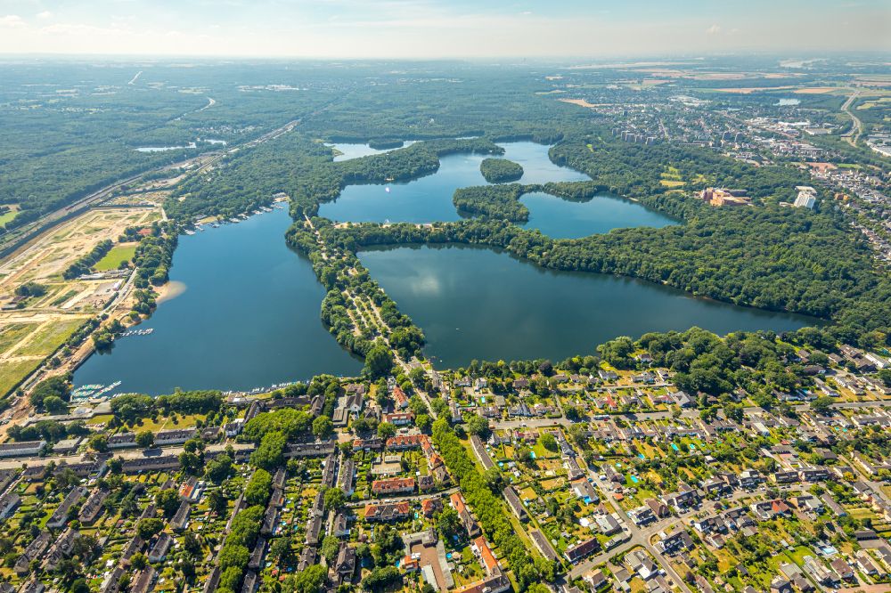 Duisburg aus der Vogelperspektive: Seen- Kette und Uferbereiche Sechs-Seen-Platte in Duisburg im Bundesland Nordrhein-Westfalen, Deutschland