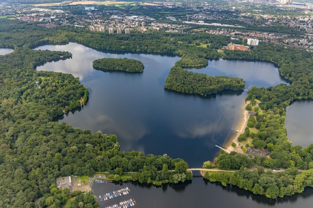 Luftaufnahme Duisburg - Seen- Kette und Uferbereiche der Sechs-Seen-Platte im Stadtteil Wedau in Duisburg im Bundesland Nordrhein-Westfalen, Deutschland