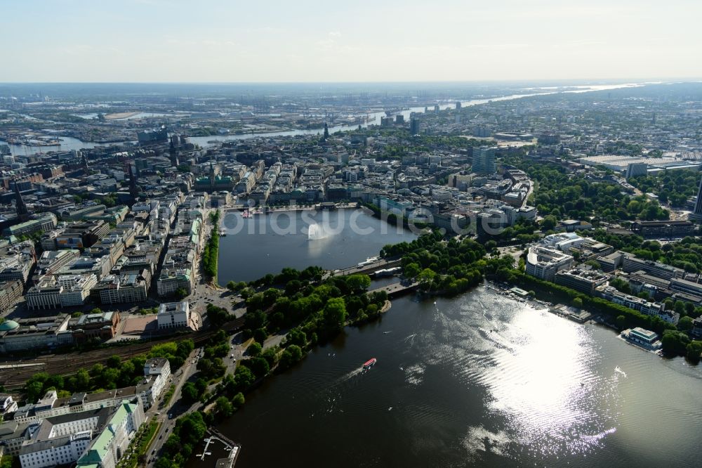 Hamburg von oben - Seen- Kette und Uferbereiche des Sees Außenalster - Binnenalster in Hamburg, Deutschland