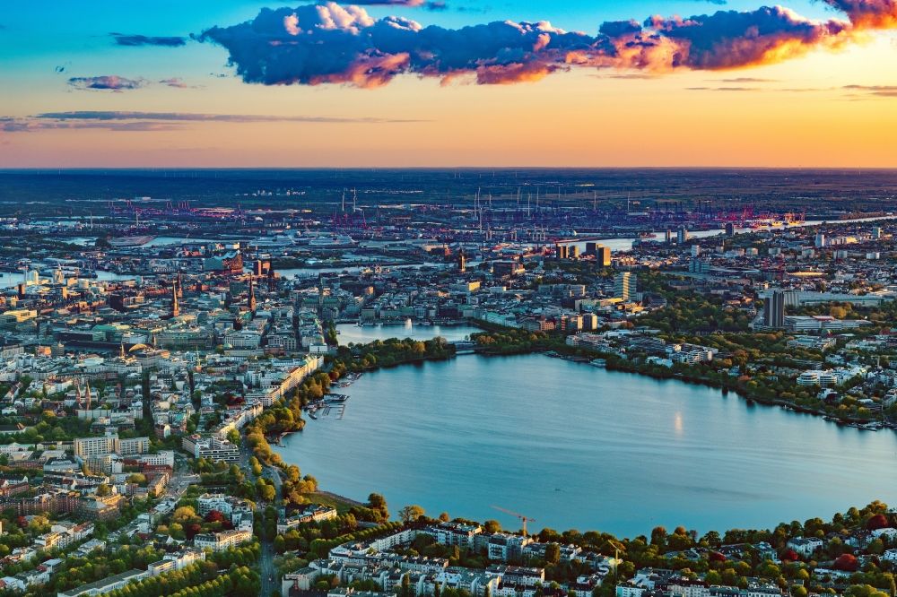 Luftbild Hamburg - Seen- Kette und Uferbereiche des Sees Außenalster - Binnenalster in Hamburg, Deutschland