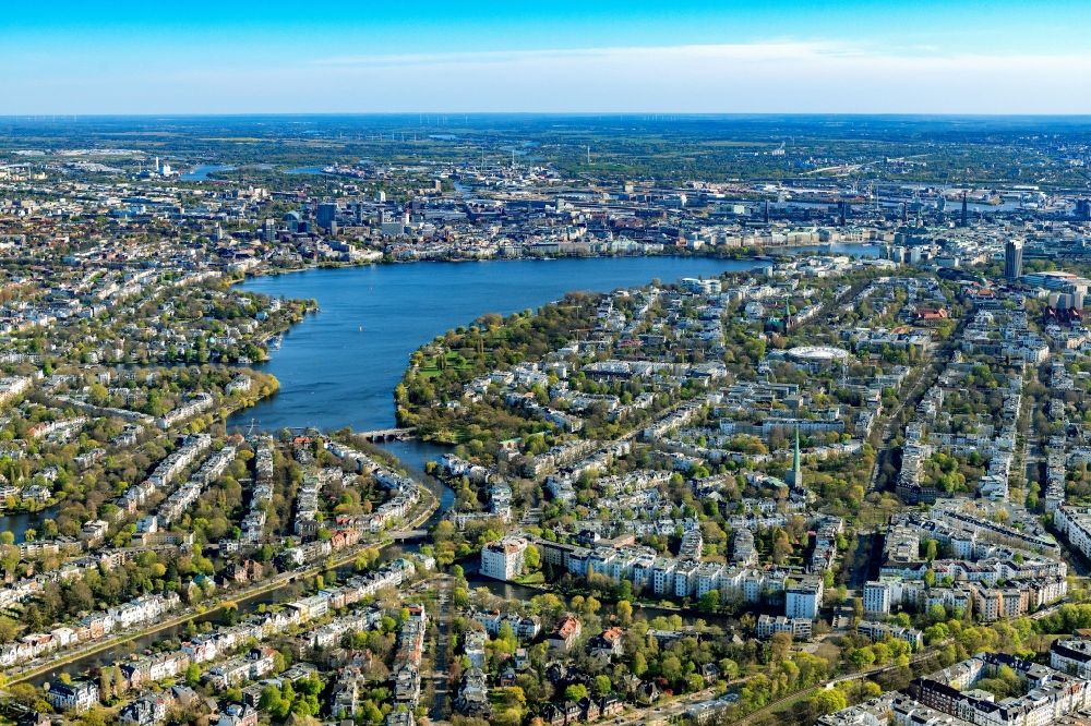 Luftaufnahme Hamburg - Seen- Kette und Uferbereiche des Sees Außenalster - Binnenalster in Hamburg, Deutschland