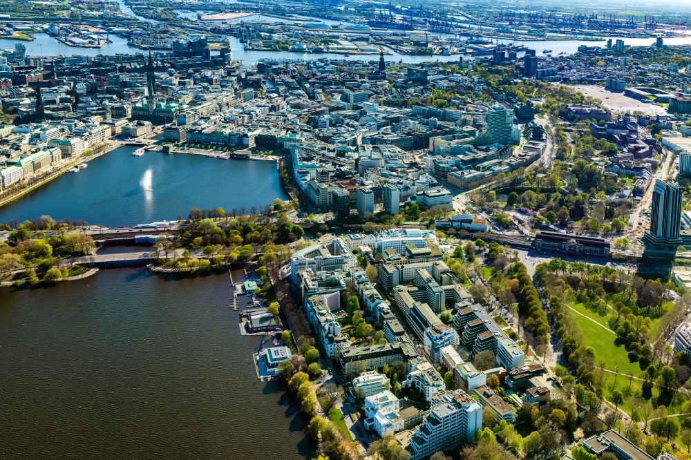 Hamburg von oben - Seen- Kette und Uferbereiche des Sees Außenalster - Binnenalster in Hamburg, Deutschland