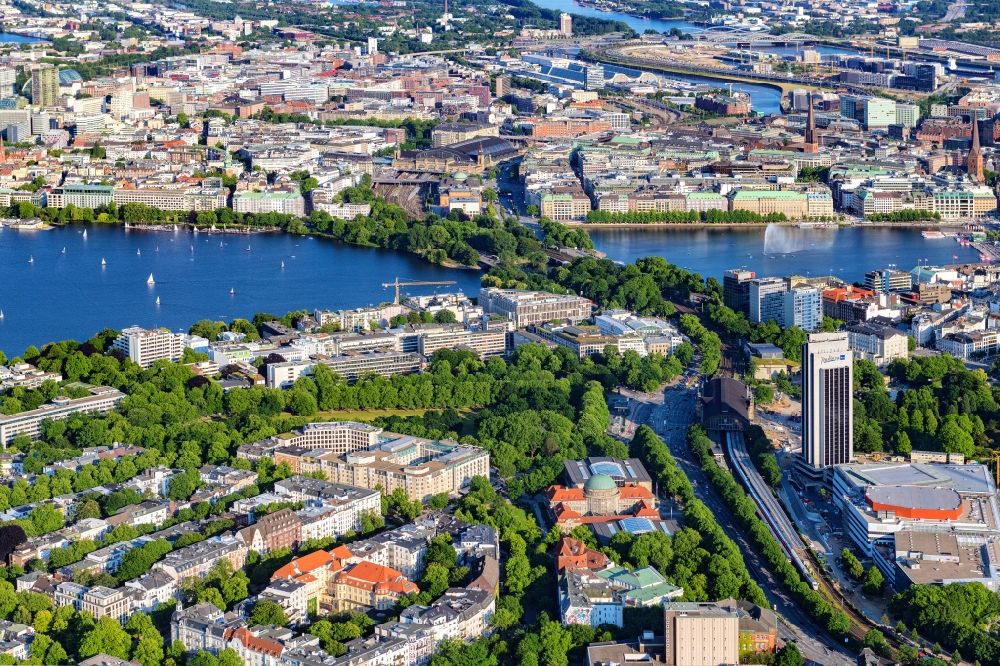 Hamburg aus der Vogelperspektive: Seen- Kette und Uferbereiche des Sees Außenalster - Binnenalster in Hamburg, Deutschland