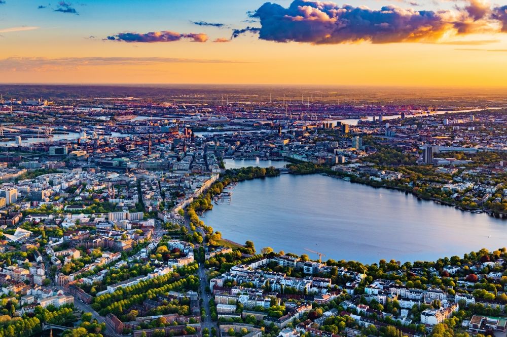 Luftbild Hamburg - Seen- Kette und Uferbereiche des Sees Außenalster - Binnenalster in Hamburg, Deutschland