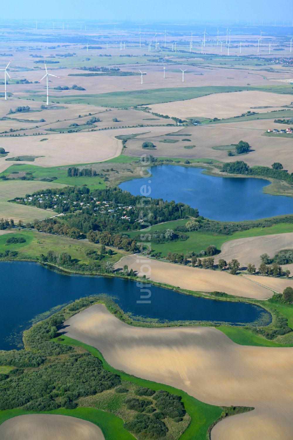 Dobberzin aus der Vogelperspektive: Seen- Kette und Uferbereiche des Sees Dobberzinersee in Dobberzin im Bundesland Brandenburg, Deutschland