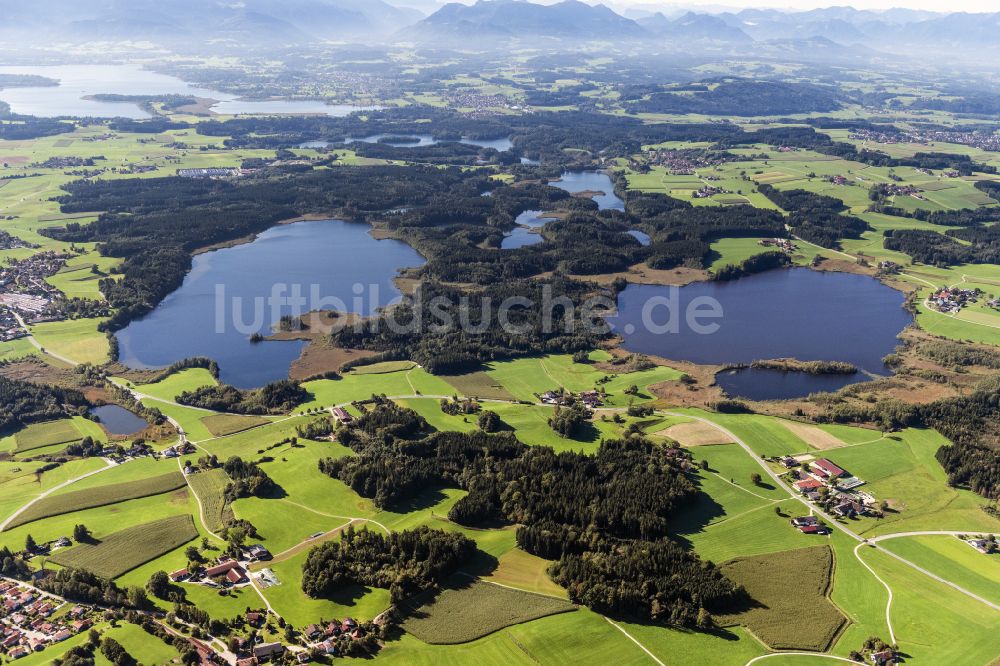 Luftbild Bad Endorf - Seen- Kette und Uferbereiche des Sees Eggstätt-Hemhofer Seenplattemit Blick bis zum Chiemsee in Eggstätt im Bundesland Bayern, Deutschland