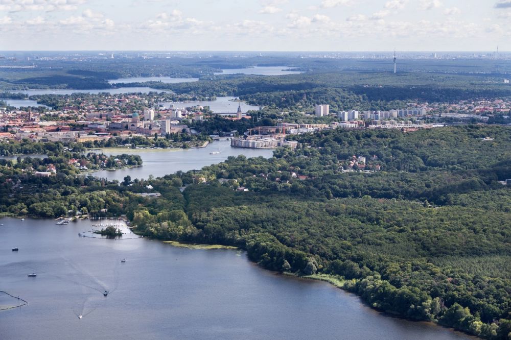Potsdam aus der Vogelperspektive: Seen- Kette und Uferbereiche des Sees an der Havel in Potsdam im Bundesland Brandenburg, Deutschland