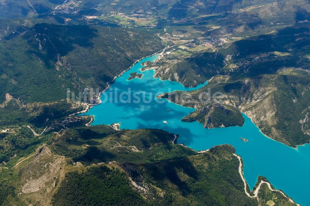 Castellane von oben - Seen- Kette und Uferbereiche des Sees Lac de castillon bei Castellane in Provence-Alpes-Cote d'Azur, Frankreich