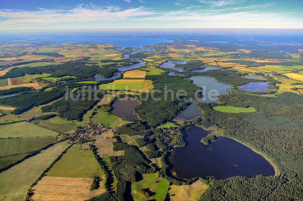 Luftaufnahme Kuhlmühle - Seen- Kette und Uferbereiche des Sees Langhagensee mit Müritz im Hintergrund in Kuhlmühle im Bundesland Mecklenburg-Vorpommern, Deutschland
