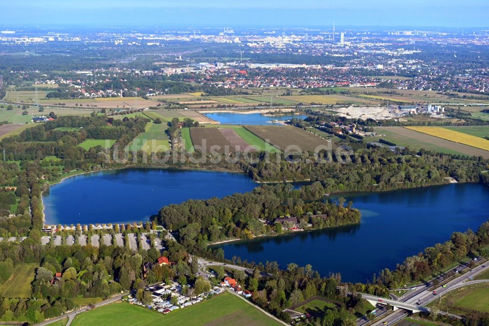 Luftbild München - Seen- Kette und Uferbereiche des Sees Lußsee - Langwieder See im Ortsteil Lochhausen in München im Bundesland Bayern, Deutschland