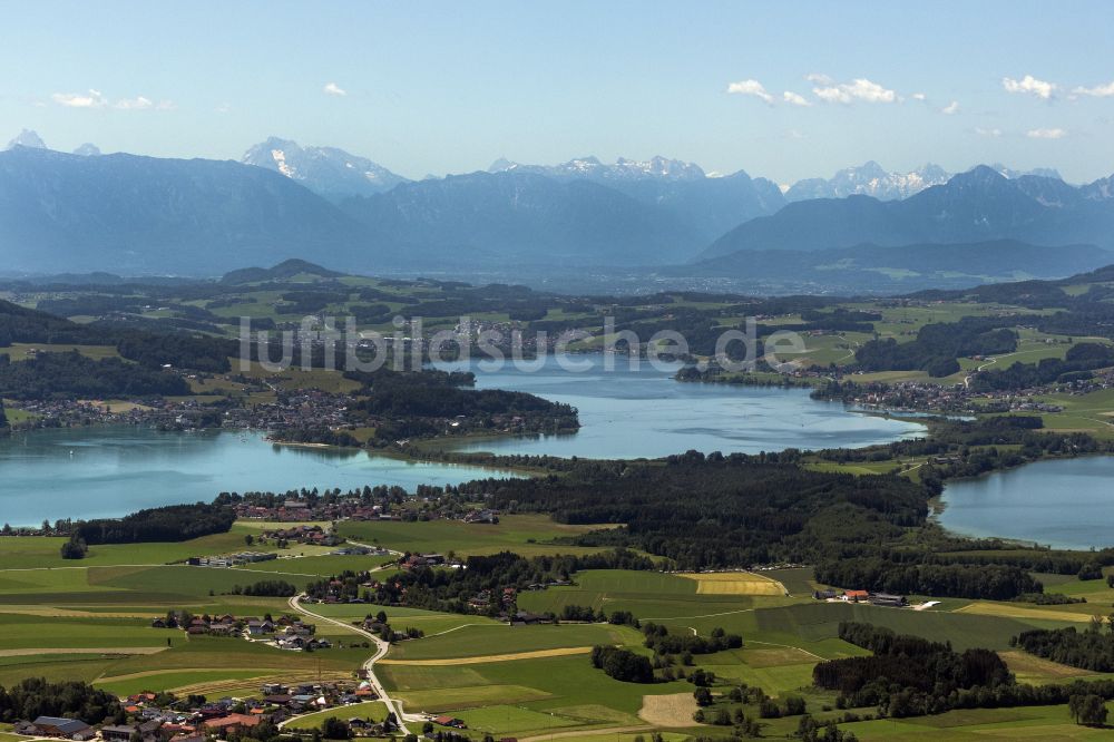 Luftaufnahme Aug - Seen- Kette und Uferbereiche des Sees Mattsee - Grabensee - Obertrumer See in Aug in Salzburg, Österreich