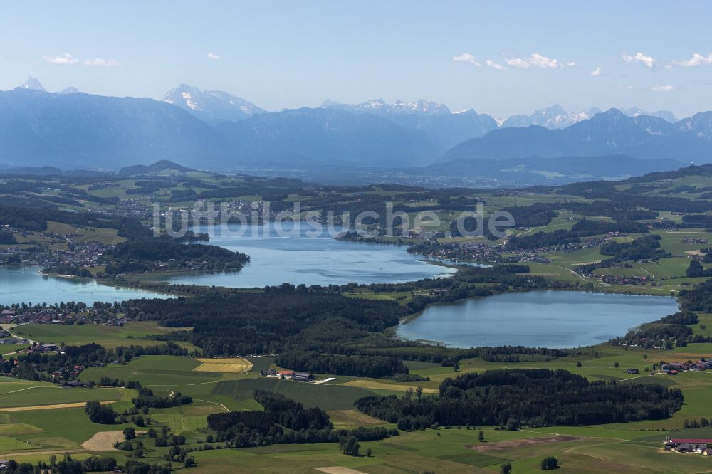 Aug aus der Vogelperspektive: Seen- Kette und Uferbereiche des Sees Mattsee - Grabensee - Obertrumer See in Aug in Salzburg, Österreich