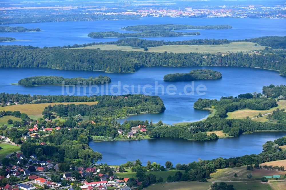 Pinnow von oben - Seen- Kette und Uferbereiche des Sees Pinnower See in Pinnow im Bundesland Mecklenburg-Vorpommern, Deutschland