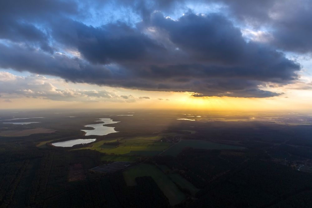 Luftaufnahme Wesenberg - Seenlandschaft im Gegenlicht bei Wesenberg im Bundesland Mecklenburg-Vorpommern