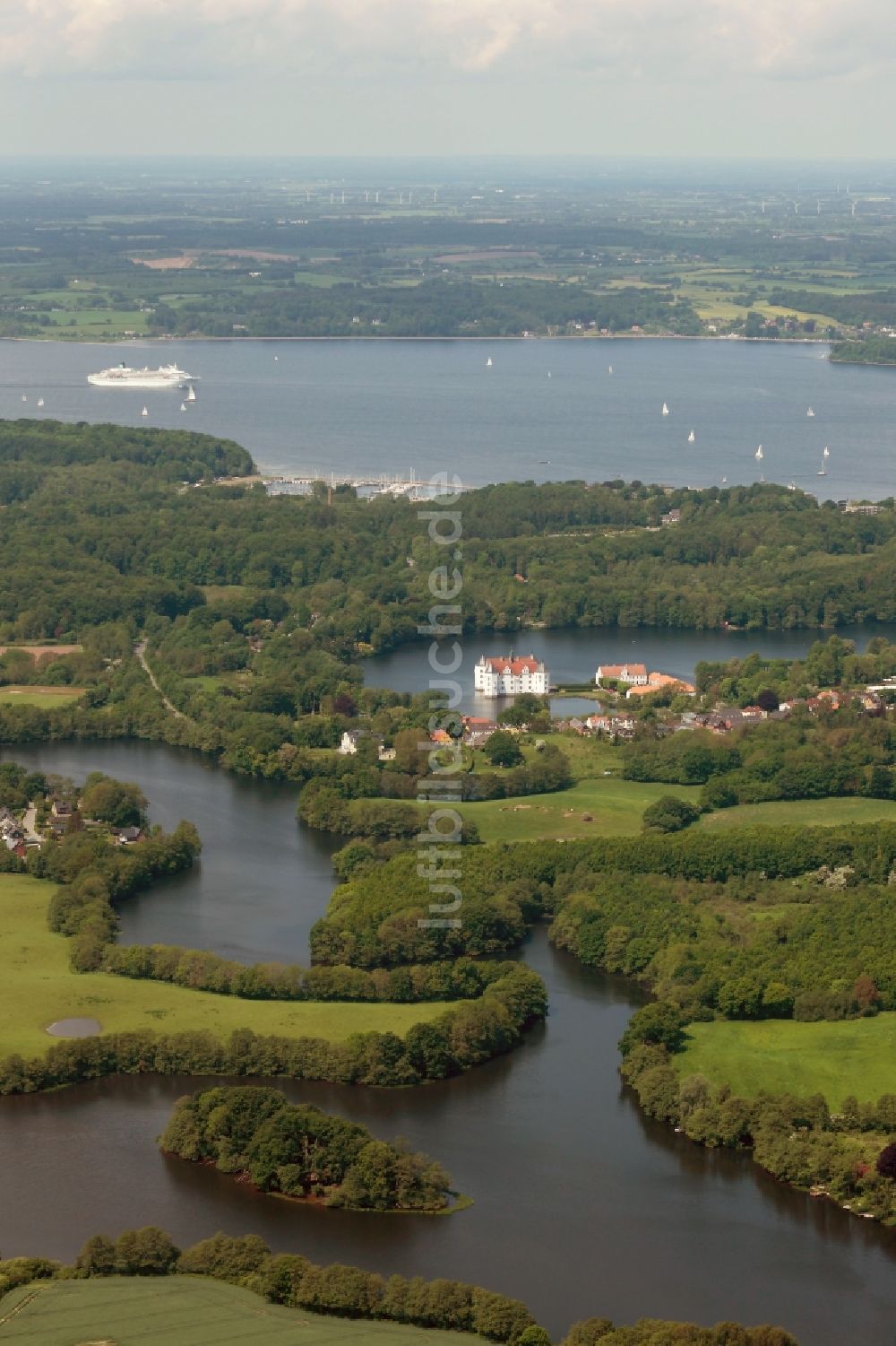 Glücksburg von oben - Seenlandschaft mit Wasserschloss in Glücksburg im Bundesland Schleswig-Holstein