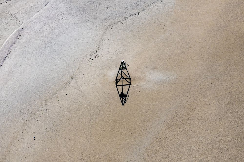 Luftbild Norderney - Seezeichen Bake am Sandstrand am Ostend von Norderney im Bundesland Niedersachsen, Deutschland