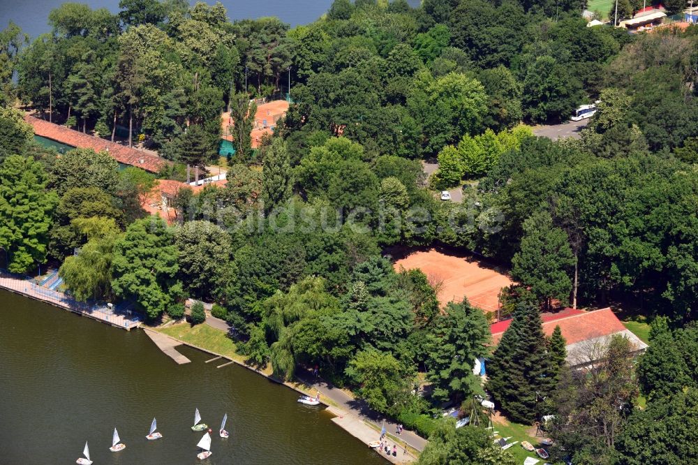 Bukarest aus der Vogelperspektive: Segelboote und Tennisplätze am Ufer des Lacul Herastrau Sees im Norden von Bukarest in Rumänien