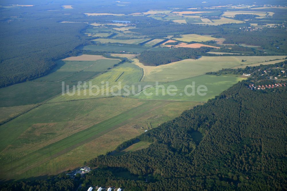 Friedersdorf aus der Vogelperspektive: Segelflug- Gelände auf dem Flugplatz in Friedersdorf im Bundesland Brandenburg, Deutschland