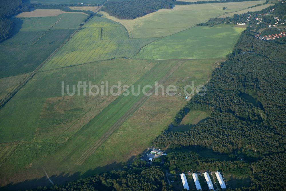 Luftaufnahme Friedersdorf - Segelflug- Gelände auf dem Flugplatz in Friedersdorf im Bundesland Brandenburg, Deutschland