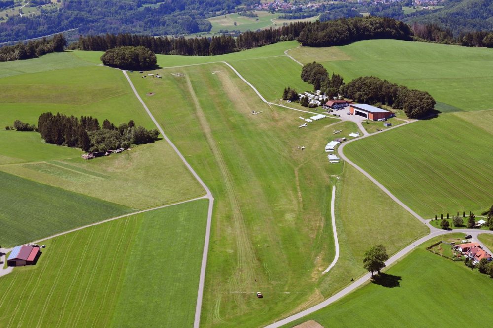 Rickenbach aus der Vogelperspektive: Segelflug- Gelände auf dem Flugplatz Hütten-Hotzenwald in Rickenbach im Bundesland Baden-Württemberg, Deutschland