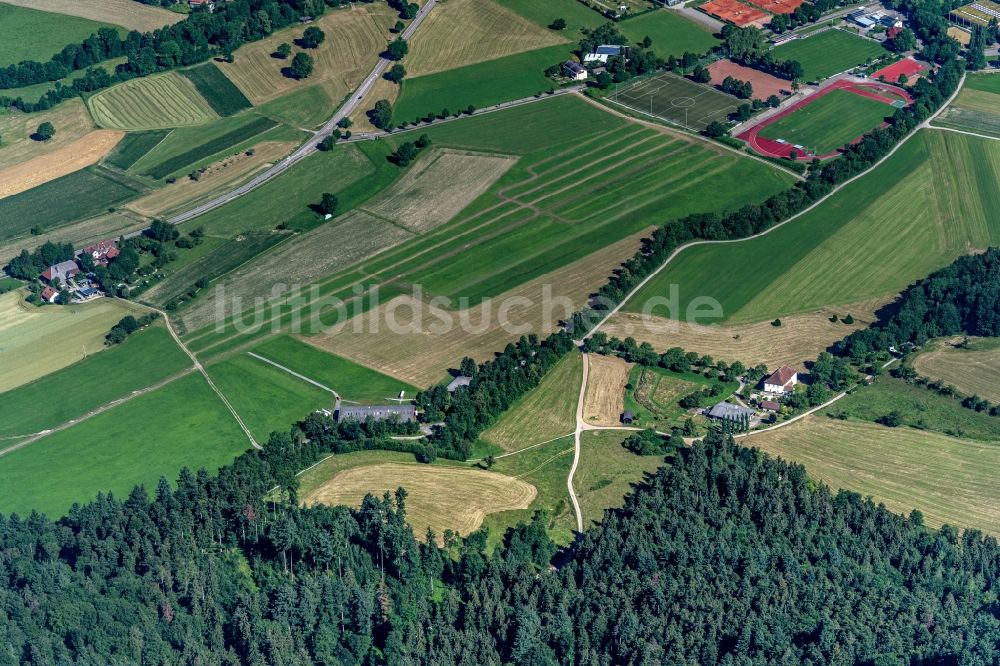 Kirchzarten aus der Vogelperspektive: Segelflug- Gelände auf dem Flugplatz Kirchzarten in Kirchzarten im Bundesland Baden-Württemberg, Deutschland