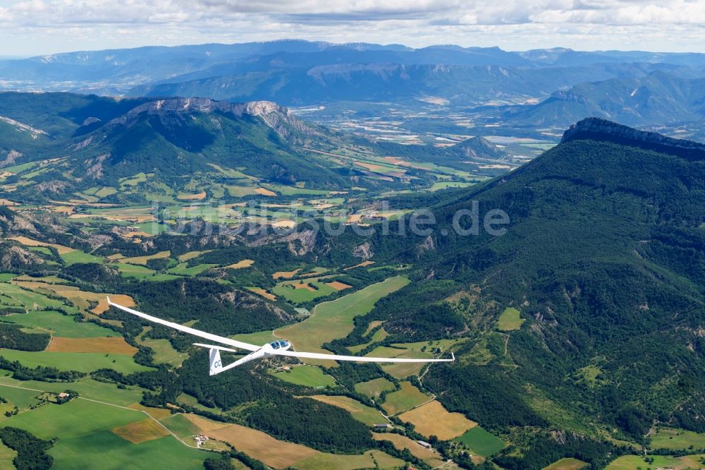 La Faurie aus der Vogelperspektive: Segelflugzeug ASH30 im Fluge über dem Luftraum in La Faurie in Provence-Alpes-Cote d'Azur, Frankreich