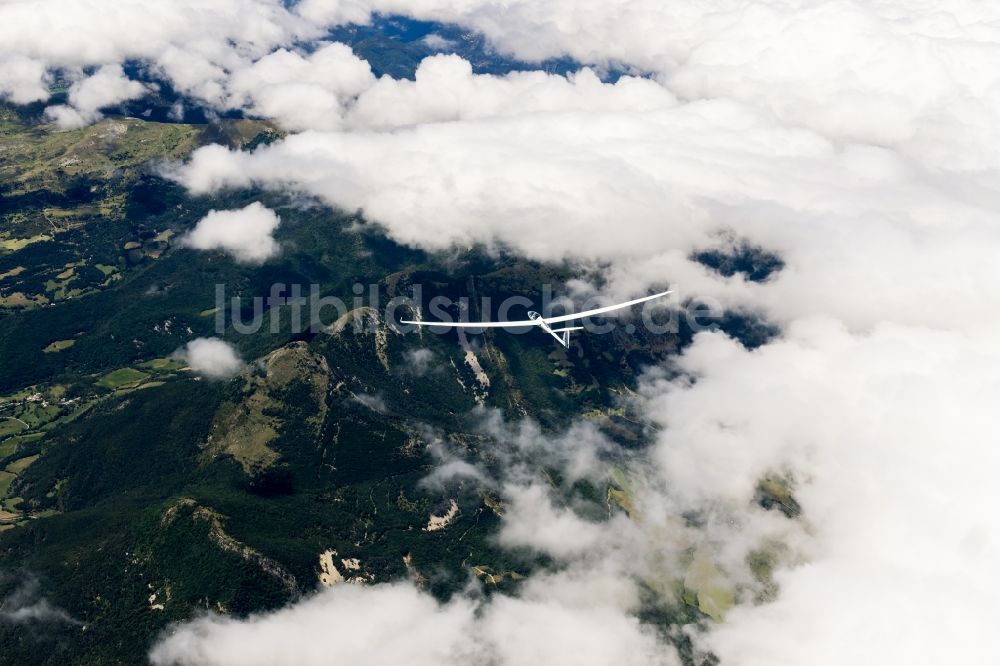 Luftbild La Faurie - Segelflugzeug ASH30 im Fluge über den Wolken in La Faurie in Provence-Alpes-Cote d'Azur, Frankreich