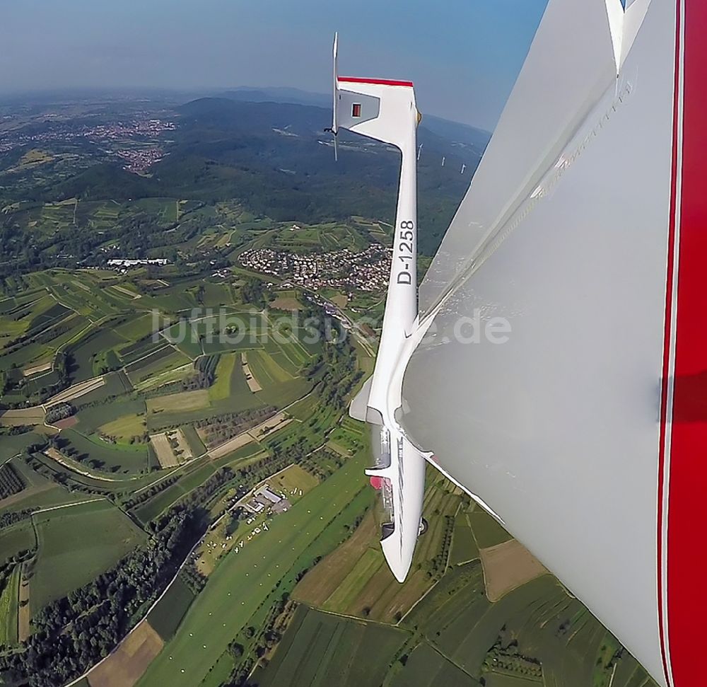 Ettenheim von oben - Segelflugzeug ASK-21 im Kunstflug im Fluge über dem Luftraum in Ettenheim im Bundesland Baden-Württemberg, Deutschland